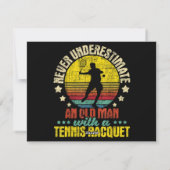 Onderschat een oude man nooit - Tennisracket-spo Feestdagenkaart (Achterkant)