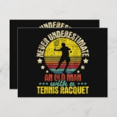 Onderschat een oude man nooit - Tennisracket-spo Feestdagenkaart (Voorkant / Achterkant)