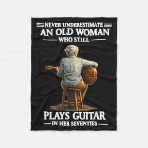 Onderschat een oude vrouw die gitaar speelt niet fleece deken