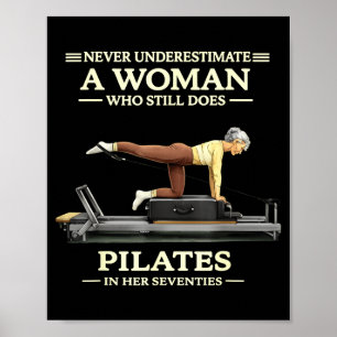 Onderschat een vrouw die pilates doet in de jaren poster