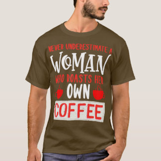 Onderschat een vrouw nooit haar eigen koffie t-shirt