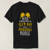 Onderschat het oude Man nooit met een Pickleball P T-shirt (Design voorkant)