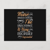 Onderschat nooit de koffie | Koffieontwerp Briefkaart (Voorkant)