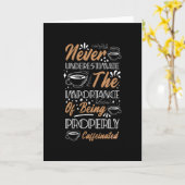 Onderschat nooit de koffie | Koffieontwerp Kaart (Gele Bloem)