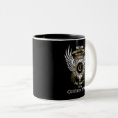 Onderschat nooit de kracht van de aangepaste naam tweekleurige koffiemok (Voorkant rechts)