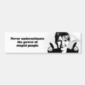 Onderschat nooit de kracht van domme mensen bumpersticker (Voorkant)