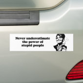 Onderschat nooit de kracht van domme mensen bumpersticker (Op auto)