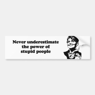 Onderschat nooit de kracht van domme mensen bumpersticker