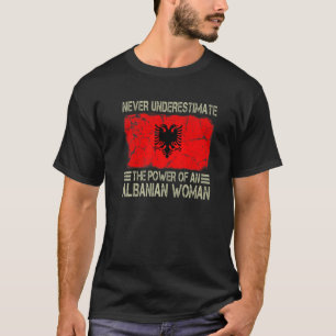 Onderschat nooit de kracht van een Albanese vrouw T-shirt