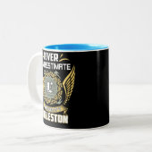 Onderschat Nooit De Kracht Van Een Eggleston Tweekleurige Koffiemok (Voorkant links)