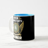 Onderschat Nooit De Kracht Van Een Harner Tweekleurige Koffiemok (Voorkant links)
