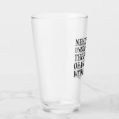 Onderschat nooit de kracht van een meisje glas (Rechts)