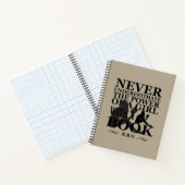 Onderschat nooit de kracht van een meisje met boek (Binnen)