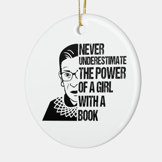 Onderschat nooit de kracht van een meisje met boek keramisch ornament (Links)