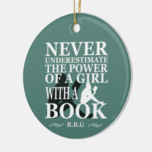 Onderschat nooit de kracht van een meisje met boek keramisch ornament (Links)