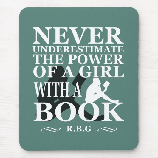 Onderschat nooit de kracht van een meisje met boek muismat (Voorkant)