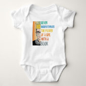 Onderschat nooit de kracht van een meisje met boek romper (Voorkant)