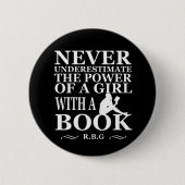 Onderschat nooit de kracht van een meisje met boek ronde button 5,7 cm (Voorkant)