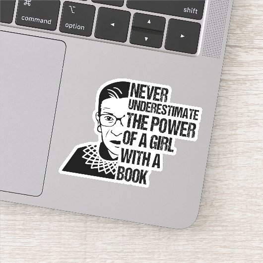 Onderschat nooit de kracht van een meisje met boek sticker (Detail)