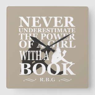 Onderschat nooit de kracht van een meisje met boek vierkante klok