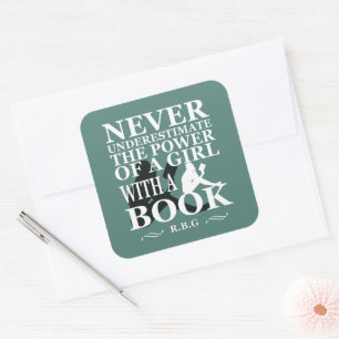 Onderschat nooit de kracht van een meisje met boek vierkante sticker