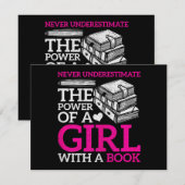 Onderschat nooit de kracht van een meisje met een  informatiekaartje (Voorkant / Achterkant)