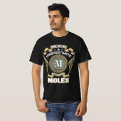ONDERSCHAT_NOOIT_DE_KRACHT_VAN_EEN_MOL T-SHIRT (Voorkant volledig)