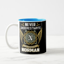 Onderschat Nooit De Kracht Van Een Norman Tweekleurige Koffiemok