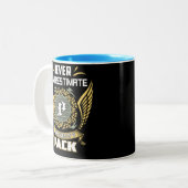 Onderschat Nooit De Kracht Van Een Pakket Tweekleurige Koffiemok (Voorkant links)