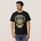 Onderschat Nooit De Kracht Van Een Saxofoon T-shirt (Voorkant volledig)