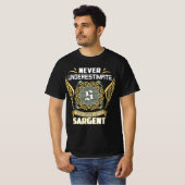 Onderschat Nooit De Kracht Van Een Sergeant T-shirt (Voorkant volledig)