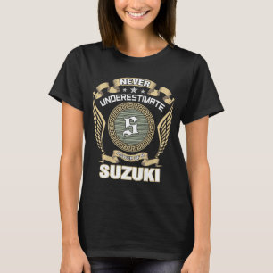 ONDERSCHAT_NOOIT_DE_KRACHT_VAN_EEN_SUZUKI T-SHIRT
