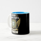 Onderschat Nooit De Kracht Van Een Taakuitvoerder Tweekleurige Koffiemok (Voorkant links)
