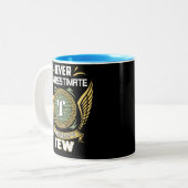 Onderschat Nooit De Kracht Van Een Tew Tweekleurige Koffiemok (Voorkant links)