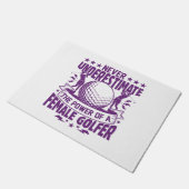 Onderschat nooit de kracht van een vrouw golfer deurmat (Schuin)