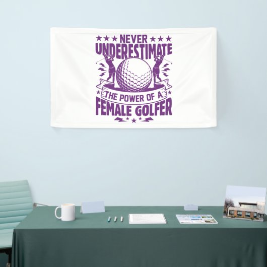 Onderschat nooit de kracht van een vrouw golfer spandoek (Beurs)