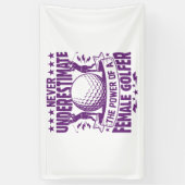 Onderschat nooit de kracht van een vrouw golfer spandoek (Verticaal)