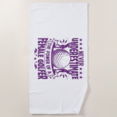 Onderschat nooit de kracht van een vrouw golfer strandlaken (Voorkant)