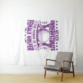 Onderschat nooit de kracht van een vrouw golfer wandkleed (In Situ (horizontaal))