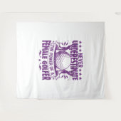 Onderschat nooit de kracht van een vrouw golfer wandkleed (Voorkant (horizontaal))