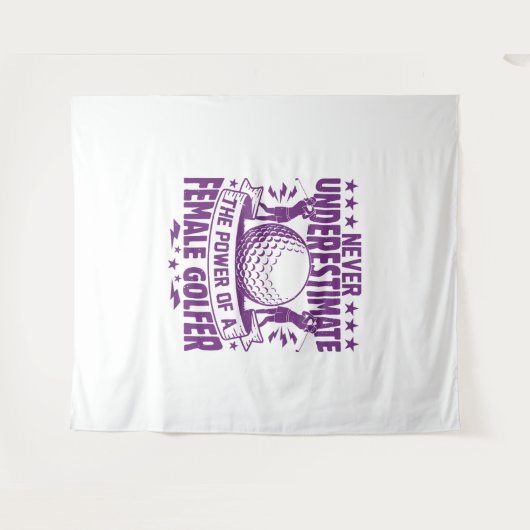 Onderschat nooit de kracht van een vrouw golfer wandkleed (Voorkant (horizontaal))