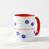 Onderschat nooit de kracht van een vrouw ... mok (Voorkant rechts)