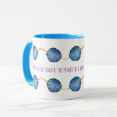 Onderschat nooit de kracht van een vrouw ... mok (Voorkant links)