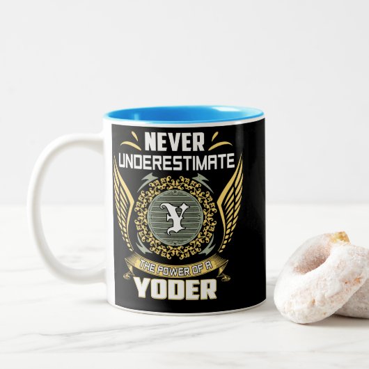 Onderschat Nooit De Kracht Van Een Yoder Tweekleurige Koffiemok (Met donut)