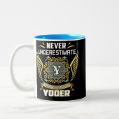 Onderschat Nooit De Kracht Van Een Yoder Tweekleurige Koffiemok (Links)