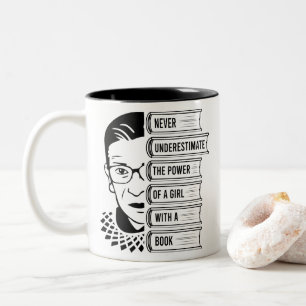 Onderschat nooit de kracht van meisjes met boek tweekleurige koffiemok