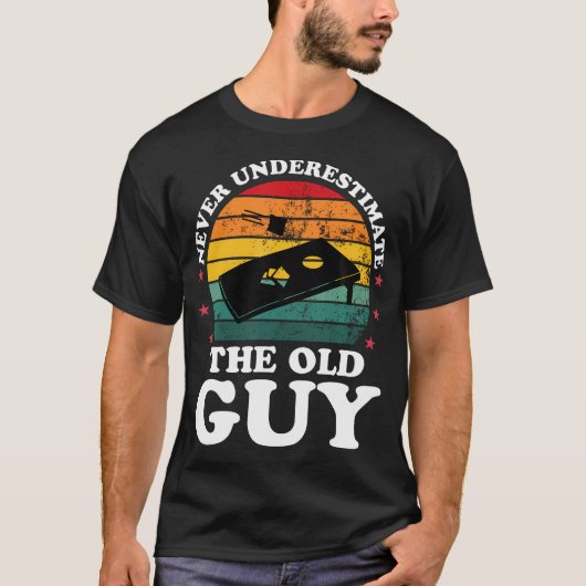 Onderschat nooit de Mannen van Funny Cornhole Play T-shirt (Voorkant)
