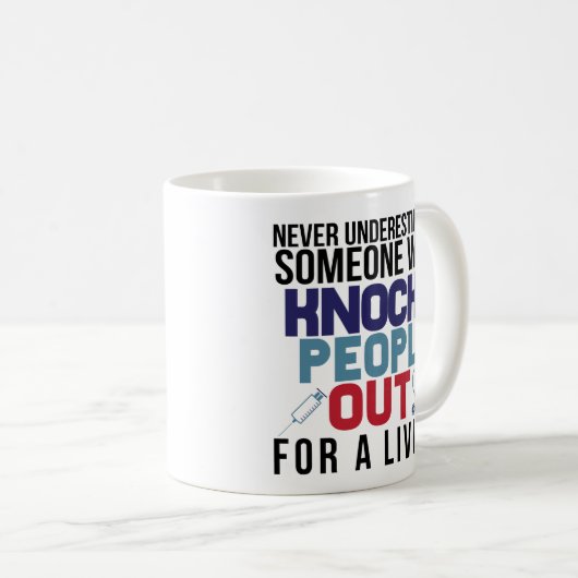 Onderschat nooit de neurose anesthetist CRNA-Mok Koffiemok (Voorkant rechts)