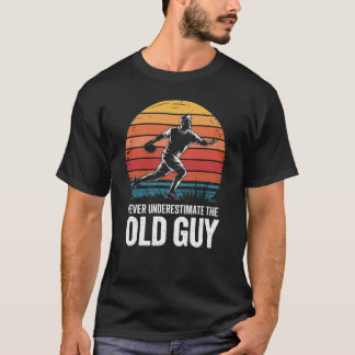 Onderschat nooit de Old Guy Ultimate Frisbee P T-shirt