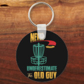Onderschat nooit de oude Guy Disc Golf Frisbee Sleutelhanger (Voorkant)